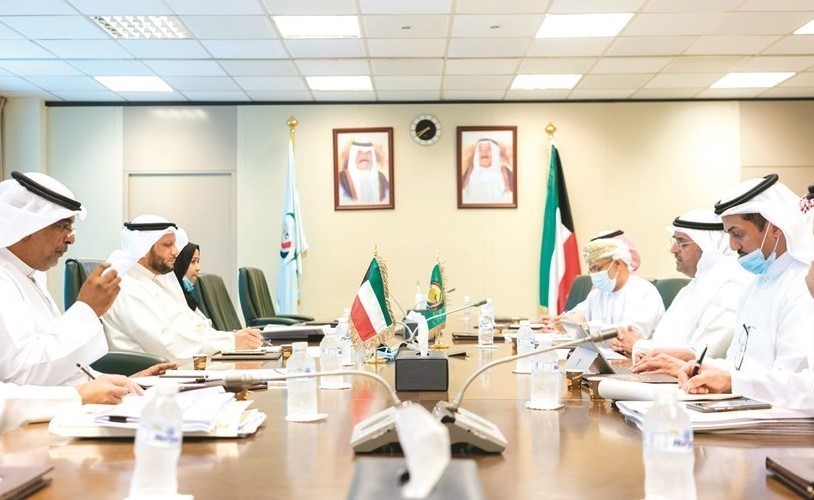 د.نايف الحجرف وبراك الشيتان خلال الاجتماع