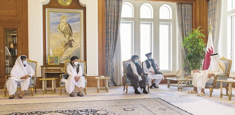 سمو أمير قطر الشيخ تميم بن حمد مستقبلا رئيس المكتب السياسي لطالبان والوفد المرافق له	(قنا)