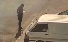 من المقطع المتداول لشرطي يحرر مخالفات مرورية لمركبات تقف على الأرصفة