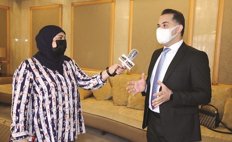 د.عبدالله السند متحدثا إلى الزميلة حنان عبدالمعبود	(ريليش كومار)