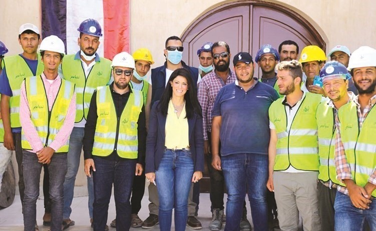 د.رانيا المشاط خلال تفقدها مشروعات التجمعات التنموية بشبه جزيرة سيناء