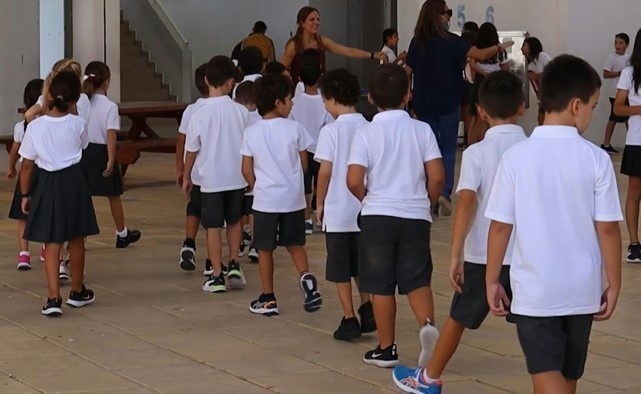 بالفيديو.. عودة التلاميذ إلى المدارس في العاصمة القبرصية نيقوسيا