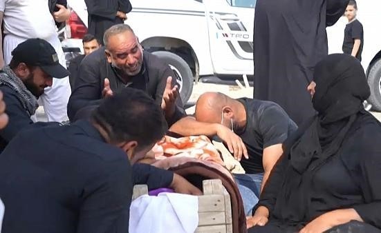 بالفيديو.. عراقيون يستخرجون جثث ضحايا كوفيد 19 من "مقبرة كورونا" لدفنهم في مقابر عائلية