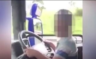 طفل يقود شاحنة فى المملكة المتحدة.. والقبض على المصور