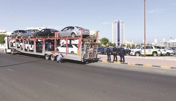 صورة أرشيفية لمركبات مخالفة في طريقها إلى طريق الحجز