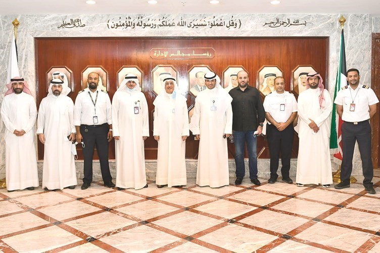 الدخان متوسطا وفد جمعية الطيارين ومهندسي الطيران