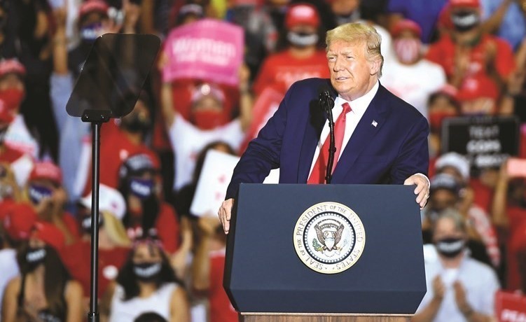 الرئيس ترامب متحدثا خلال تجمع انتخابي في نيفادا قبل توجهه الى كاليفورنيا لتفقد جهود مكافحة الحرائق بالولاية(ا.ف.پ)