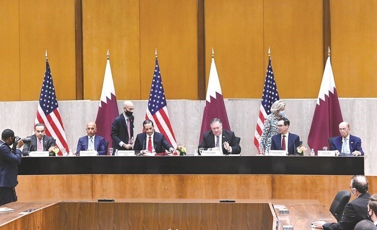 وزير الخارجية الأميركي مايك بومبيو ونائب رئيس الوزراء وزير الخارجية القطري الشيخ محمد بن عبد الرحمن آل ثاني يوقعان مذكرة تفاهم (ا.ف.پ)
