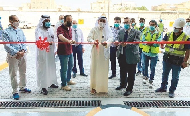 د.أحمد الشطي خلال افتتاح مبنى المواقف متعدد الأدوار في مستشفى العدان