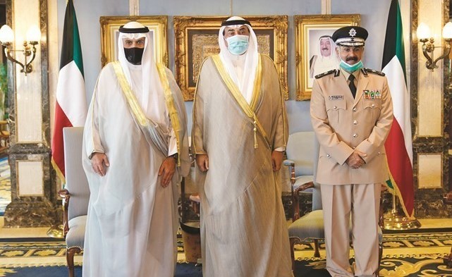 سمو الشيخ صباح الخالد مستقبلا أنس الصالح واللواء الشيخ سالم النواف