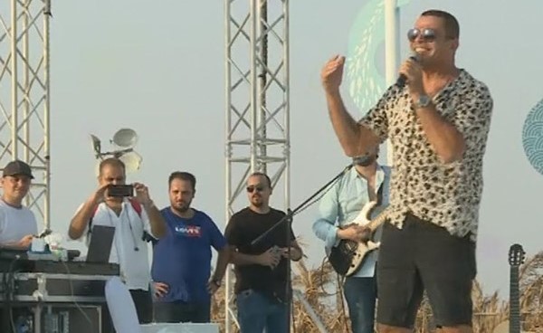 بالفيديو.. عمرو دياب يغني لرواد كروز السعودية على شاطئ الرأس الأبيض في ينبع