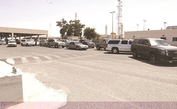 عدد من السيارات اثناء دخولها الكويت عبر منفذ النويصيب