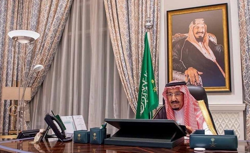 خادم الحرمين الشريفين الملك سلمان بن عبدالعزيز مترئساً جلسة مجلس الوزراء عبر الاتصال المرئي   (واس)
