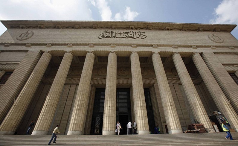 الإعدام لمصري قتل والدته أثناء أدائها صلاة الفجر بداعي إزعاجها له