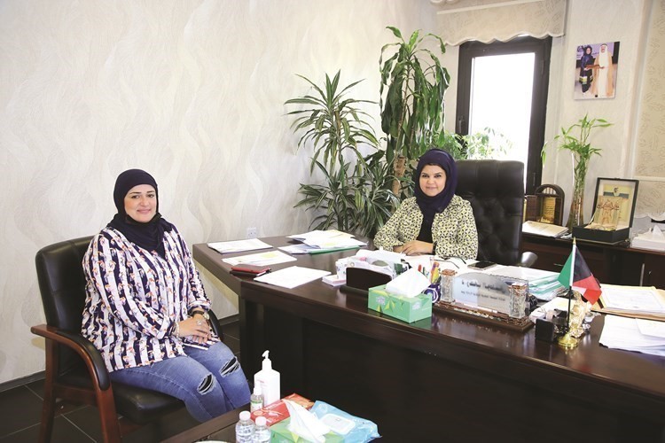 د.رحاب الوطيان مع الزميلة حنان عبدالمعبود	 (ريليش كومار)