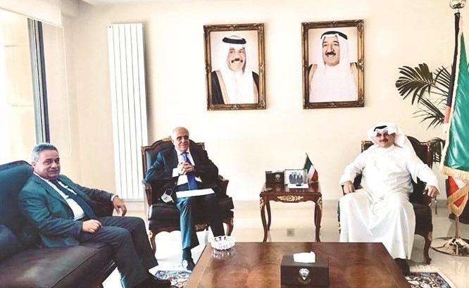 سفيرنا في لبنان عبدالعال القناعي خلال استقباله في السفارة نقيب محرري الصحافة اللبنانية جوزيف القصيفي ونائبه نافذ قواص (محمود الطويل)