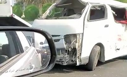 الباص وقد تعرض لتلفيات جراء الحادث