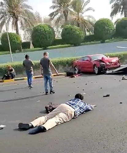 احد المصابين بانتظار نقله للعلاج