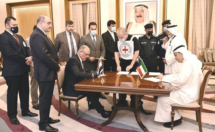 رئيس لجنة شؤون الأسرى والمفقودين ربيع العدساني أثناء عملية تسلم الرفات مع رئيس الوفد العراقي اللواء حازم قاسم