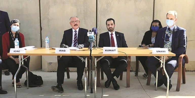 ممثلون عن وزارة الدفاع العراقية ومنظمة الصليب الاحمر الدولية ومكتب الامم المتحدة لمساعدة العراق (يونامي)