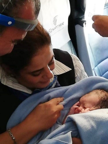 يمنية تضع مولودة على طائرة لمصر للطيران.. والشركة تهدي طفلتها تذكرة سفر مدى الحياة