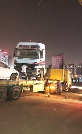 جانب من رفع السيارات المهملة