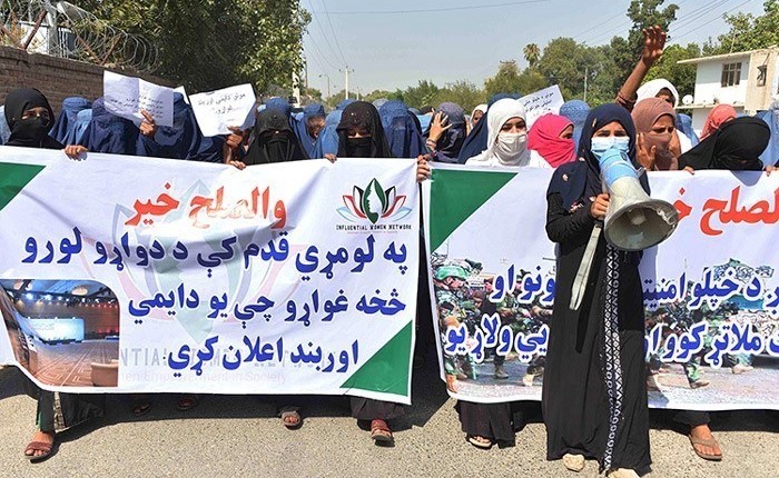 متظاهرات أفغانيات يحملن لافتات وهتافات خلال مسيرة لدعم محادثات السلام بين الحكومة الأفغانية وطالبان (أ.ف.پ)