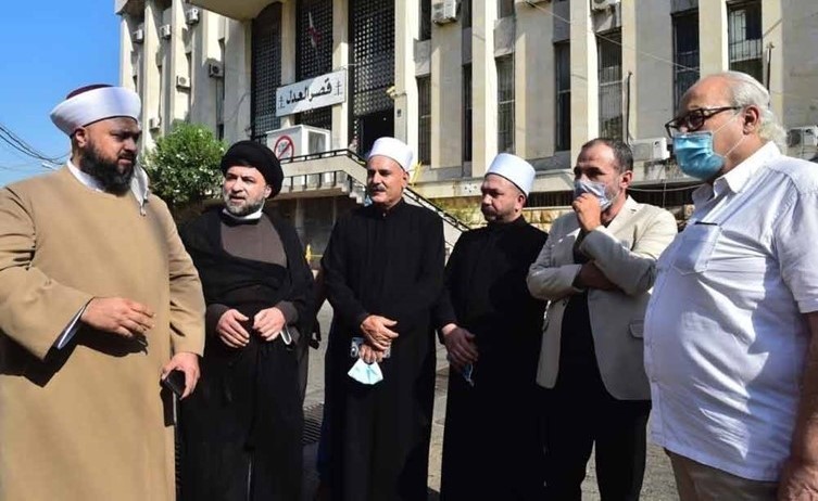 عدد من الشخصيات الروحية والفكرية والثقافية والإعلامية خلال وقفة رمزية أمام قصر عدل بعبدا تضامناً مع العلامة السيد علي الأمين بعنوان «منحازون إلى الحق» و«منحازون إلى أصحاب الفكر والإيمان» (محمود الطويل)