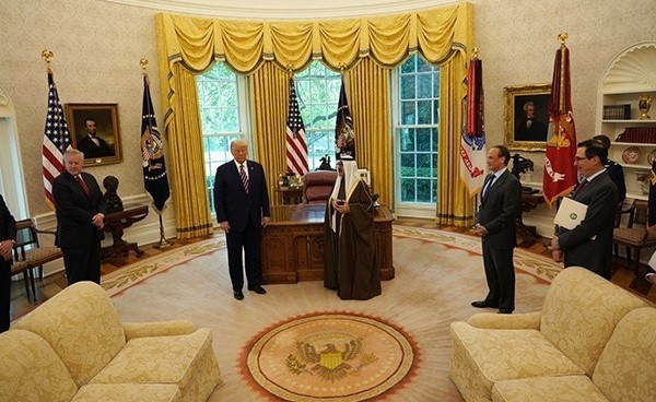 الرئيس الأميركي يمنح وسام الاستحقاق العسكري برتبة قائد أعلى لسمو الأمير