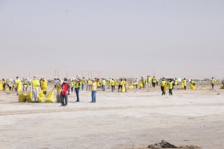 مشاركة واسعة من المتطوعين من أبناء الكويت والجاليات المقيمة على أرضها في حملة تنظيف الخويسات (زين علام)