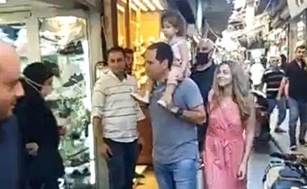 سامي الجميل برفقة زوجته وابنته في أسواق طرابلس وسط ترحيب الأهالي