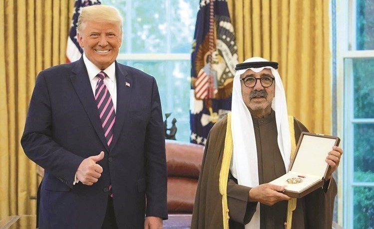 الشيخ ناصر صباح الأحمد يتسلم تكريم صاحب السمو من الرئيس الأميركي