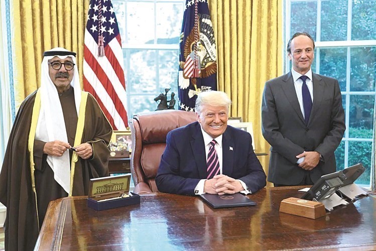 الرئيس الأميركي والشيخ ناصر صباح الأحمد والشيخ سالم العبدالله خلال حفل التكريم