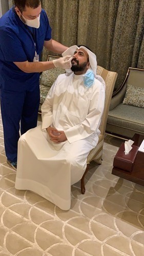 وزير الصحة الشيخ د.باسل الصباح خلال إجرائه المسحة المخبرية لفيروس كورونا 