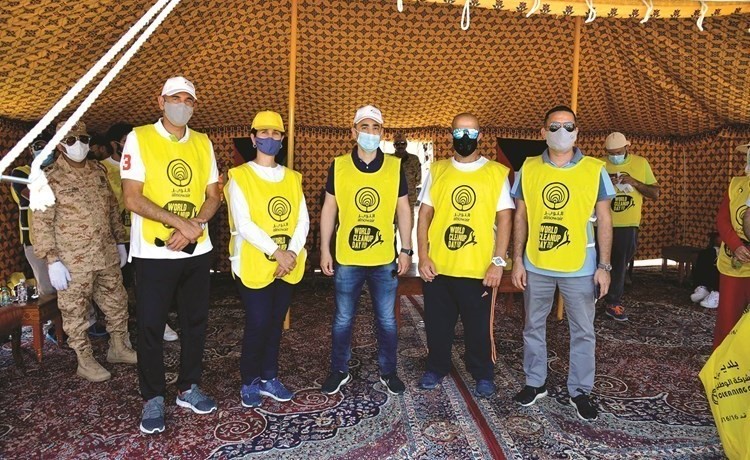 عبدالله التويجري ووليد الياقوت في صورة تذكارية مع الشيخة انتصار سالم العلي