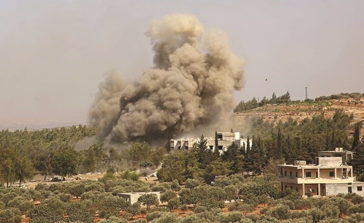 الدخان يتصاعد نتيجة إحدى الغارات الروسية على ادلب أمس	(أ.ف.پ)