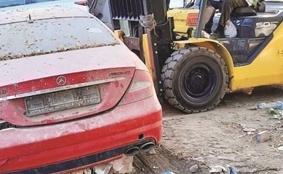 رفع احدى السيارات المهملة