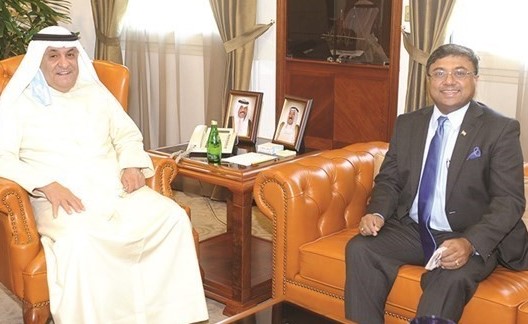 محمد الصقر مستقبلا السفير الهندي لدى الكويت سيبي جورج