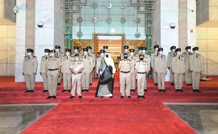 وزير الداخلية أنس الصالح ووكيل وزارة الداخلية يتوسطان المكرمين