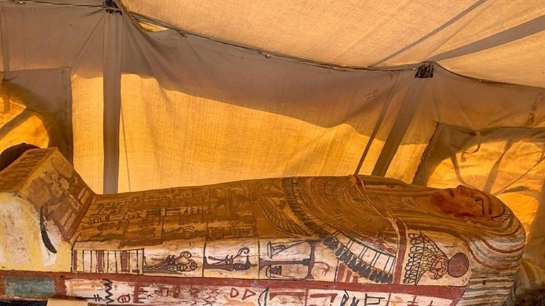 مصر تعلن كشفا أثريا جديدا يضم 14 تابوتا مغلقا قرب أهرامات الجيزة