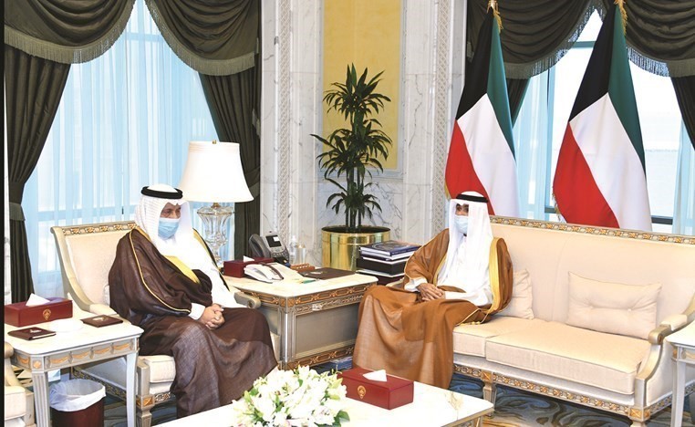 سمو نائب الأمير وولي العهد الشيخ نواف الأحمد خلال استقباله سمو الشيخ جابر المبارك