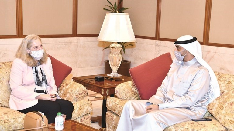 الشيخ محمد العبدالله أثناء استقباله السفيرة الأميركية إلينا رومانوسكي