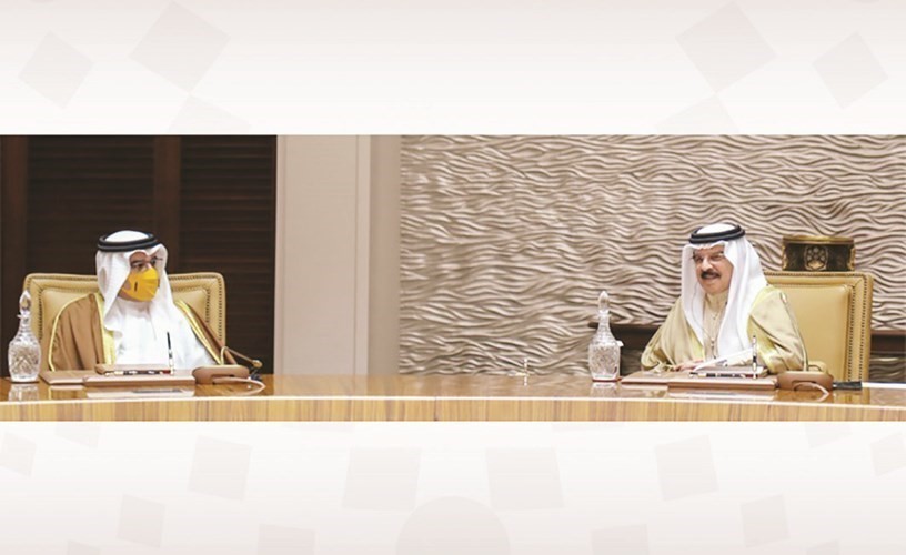 العاهل البحريني الملك حمد بن عيسى مترئسا جلسة مجلس الوزراء	(بنا)