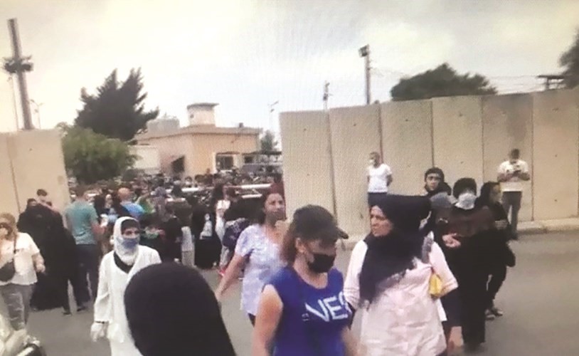 صورة مأخوذة من فيديو لتظاهرة اهالي المساجين 
امام سجن رومية(محمود الطويل)