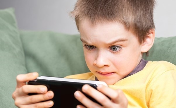 قلق آباء على صحة عيون أولادهم لانغماسهم بالألعاب الالكترونية بعد كوفيد-19