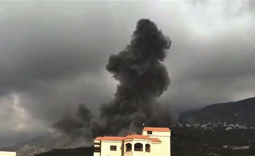 أعمدة الدخان تتصاعد عقب الانفجار في عين قانا الجنوبية	 (محمود الطويل)