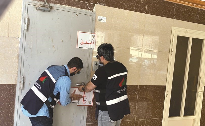 «التجارة» تغلق مخزناً يحتوي على 150 جهاز لابتوب لزيادة أسعارها