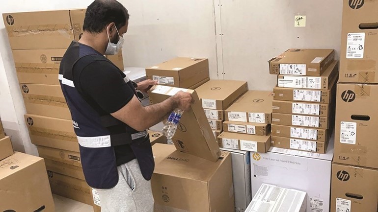 «التجارة» تغلق مخزناً يحتوي على 150 جهاز لابتوب لزيادة أسعارها