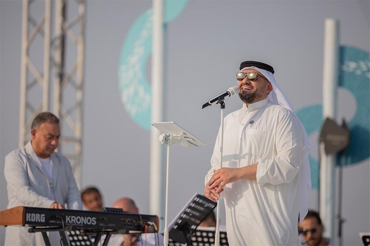 بالصور.. حسين الجسمي يحتفل باليوم الوطني السعودي الـ90 على شاطىء الرأس الأبيض