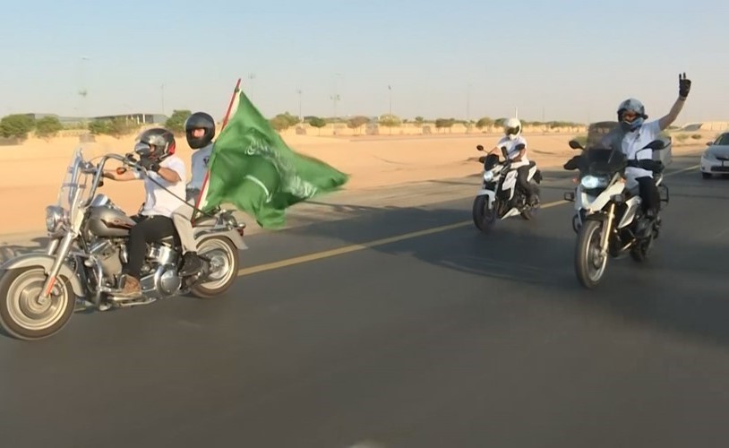 بالفيديو.. درّاجون يحتفلون على طريقتهم باليوم الوطني السعودي التسعين